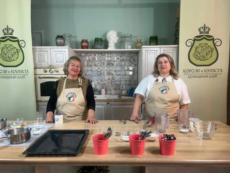 Данкова Елена – руководитель департамента российского права и участница проекта «Юридическая кухня – GSL». Корпоративное и налоговое право (найдём сладкое решение для любой структуры – хоть пеките холдинг) Регистрация, реорганизация и ликвидация организаций в РФ и за рубежом (замесим компанию, как тесто, при необходимости взбодрим ликвидацией) Представительство в судах и арбитраже (отстаиваем интересы, как сливочный крем – до последней капли) ФСФР и рынок ценных бумаг (разбираемся в бумагах, даже если они с мёдом) Сопровождение сделок с недвижимостью (оформим так, чтобы у вас коржи не треснули) Трудовое право и кадровый аудит (взбиваем коллектив до идеальной консистенции) Сегодня готовим медовик – или русский медовый торт с черной смородиной. Нежные медовые коржи, прослоенные сметанным кремом с акцентом из черной смородины… А к завершению – маленькая стопочка холодной водочки: чтобы приятно удивить не только корпоратив, но и корпоративных юристов! Всё по-русски, сытно и с настроением.