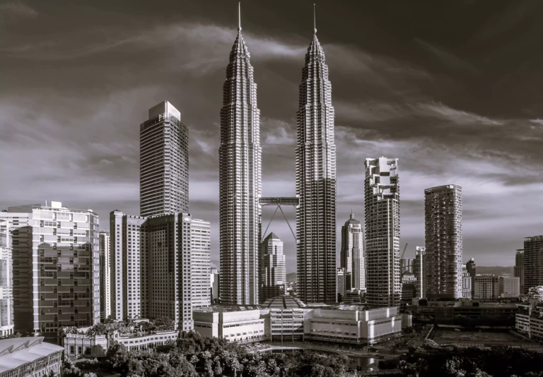 Открытие счетов в банках Малайзии:  United Overseas Bank (Malaysia) BHD  (UOB Malaysia)  и  The Hong Kong and Shanghai Banking Corporation Malaysia (HSBC Malaysia).