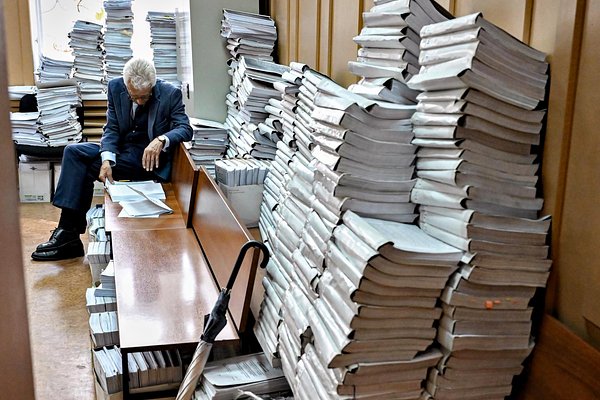 Юрист GSL LAW & CONSULTING Андрей Суворов комментирует в материале Lenta.ru «Россиянам станет сложнее судиться. Почему услуги адвокатов в стране подорожают в разы?»