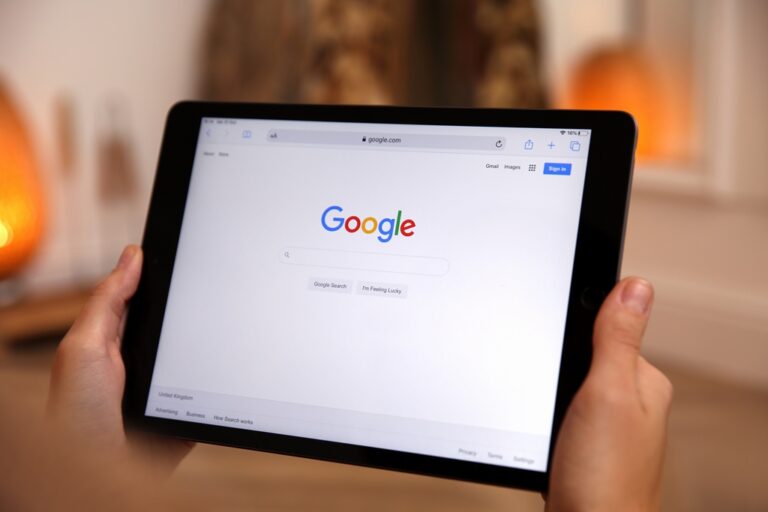 Загнали в угол: что стоит за арестом активов Google в Европе по иску России